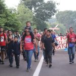 Migrantes caminan hoy en el "Viacrusis migrante" con rumbo a la Ciudad de México, en el municipio de Huixtla, en Chiapas (México). EFE/Juan Manuel Blanco