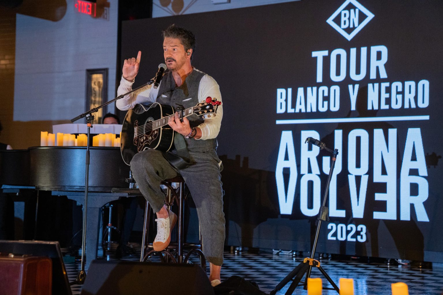 Fotografía de archivo del cantautor Ricardo Arjona durante un encuentro con medios de comunicación en un restaurante de Brooklyn, Nueva York (EEUU). EFE Ángel Colmenares