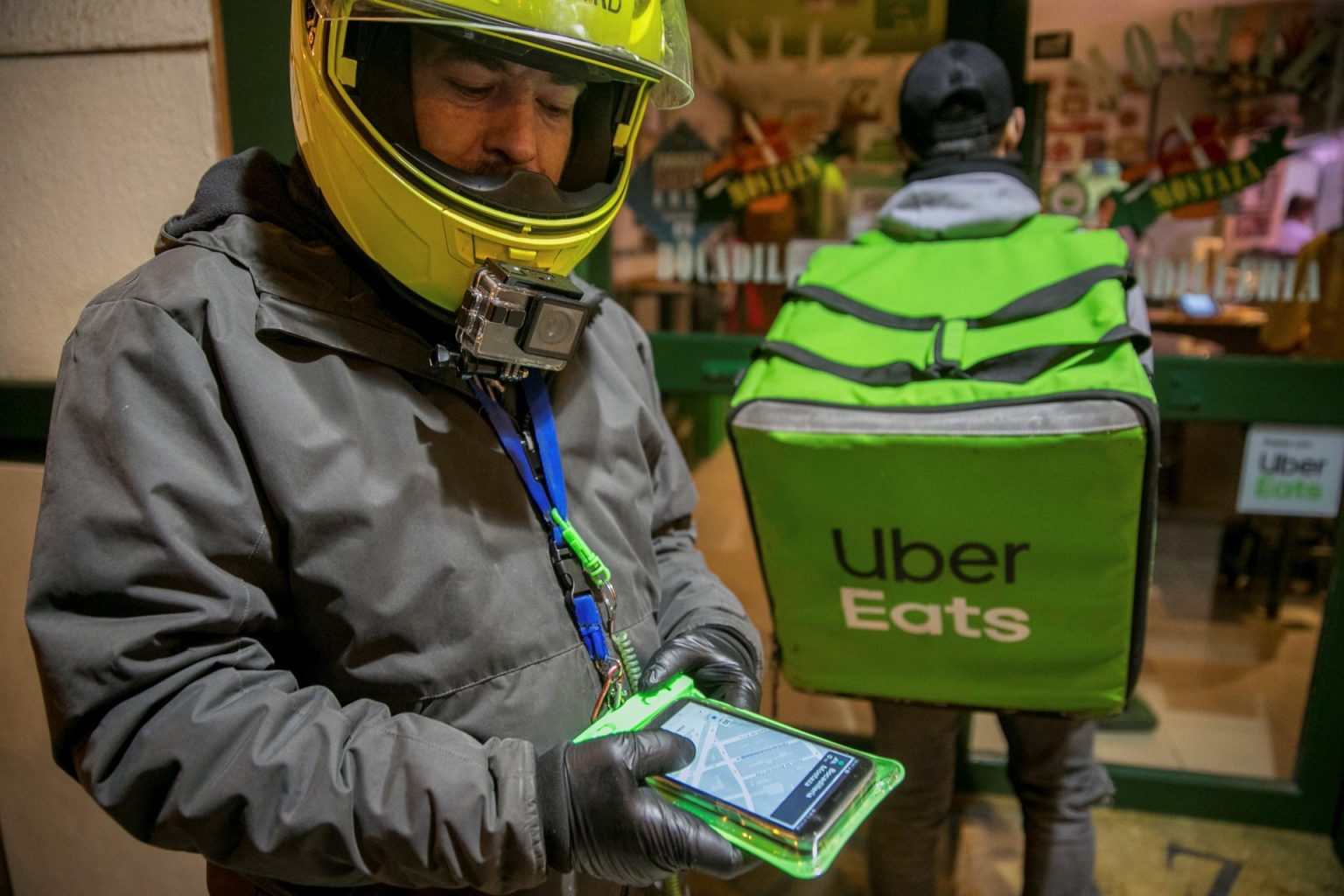 Fotografía de archivo que muestra a unos repartidores de comida a domicilio de la plataforma Uber Eats. EFE/Javier Cebollada