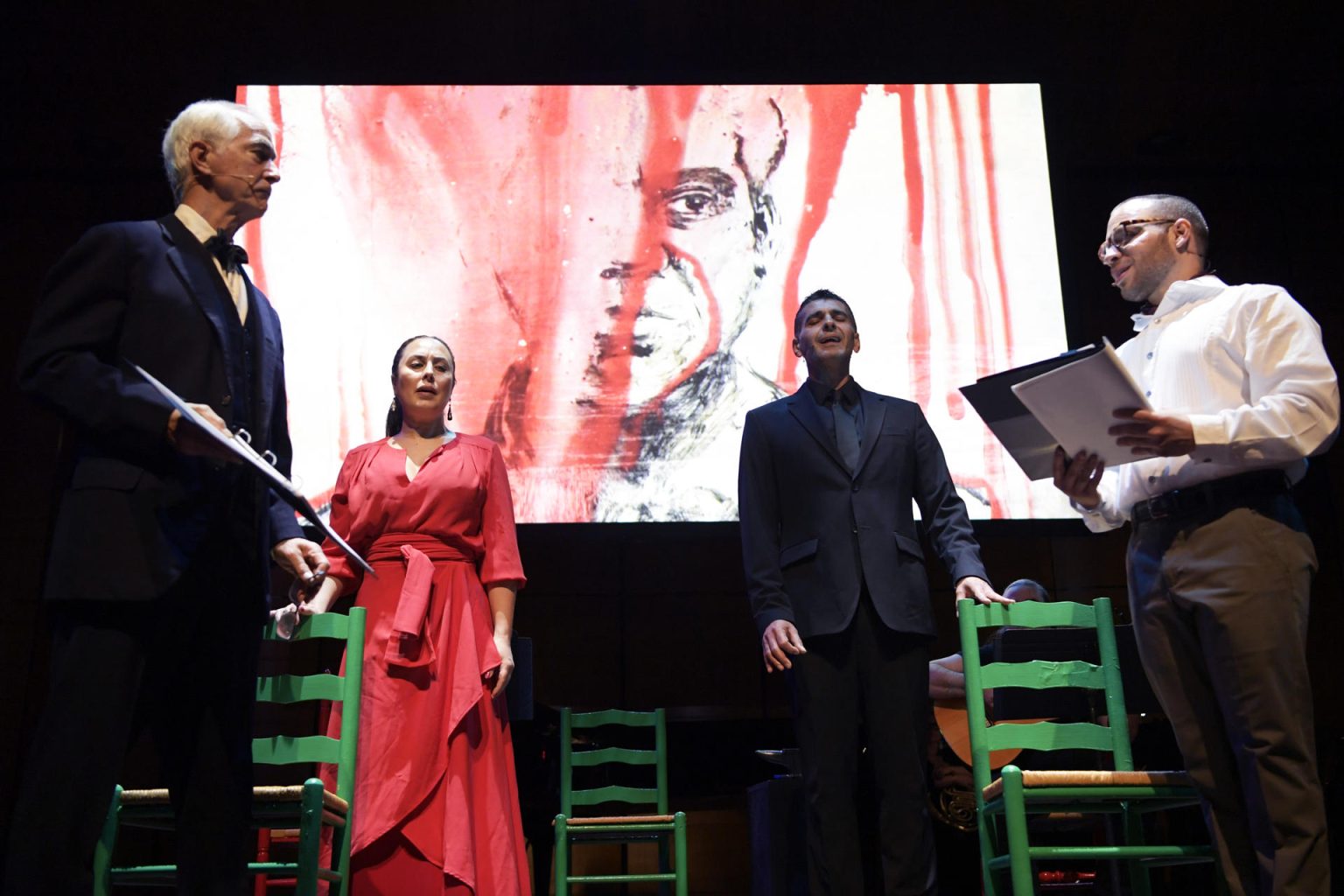 Los actores del Grupo Post Clásico Robin de Jesus (der) y David Strathairn (izq) ensayan para Magos de Amores Entrelazados (1a Parte) sobre la Opera Seminal con la participación de la Agencia EFE, con una exposición de fotos de la misma hoy en el Teatro Centro Kennedy en Washington (EE.UU.). EFE/ Lenin Nolly