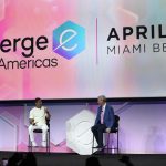 Fotografía cedida hoy por eMerge Americas donde aparece el expresidente de Google, Eric Schmidt (d), durante una charla con el alcalde de Miami, Francis Suárez, durante la última jornada del foro tecnológico eMerge Americas, en el Centro de Convenciones de Miami Beach (EE.UU.). EFE/eMerge Americas  /SOLO USO EDITORIAL/NO VENTAS /SOLO DISPONIBLE PARA ILUSTRAR LA NOTICIA QUE ACOMPAÑA/CRÉDITO OBLIGATORIO