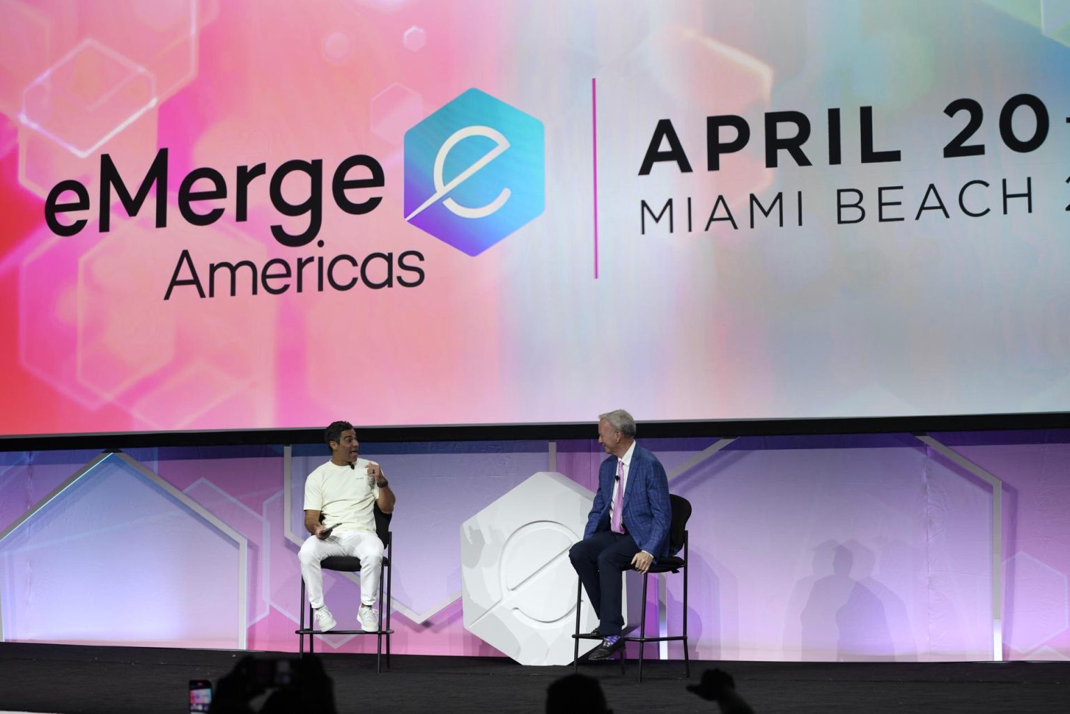 Fotografía cedida hoy por eMerge Americas donde aparece el expresidente de Google, Eric Schmidt (d), durante una charla con el alcalde de Miami, Francis Suárez, durante la última jornada del foro tecnológico eMerge Americas, en el Centro de Convenciones de Miami Beach (EE.UU.). EFE/eMerge Americas  /SOLO USO EDITORIAL/NO VENTAS /SOLO DISPONIBLE PARA ILUSTRAR LA NOTICIA QUE ACOMPAÑA/CRÉDITO OBLIGATORIO