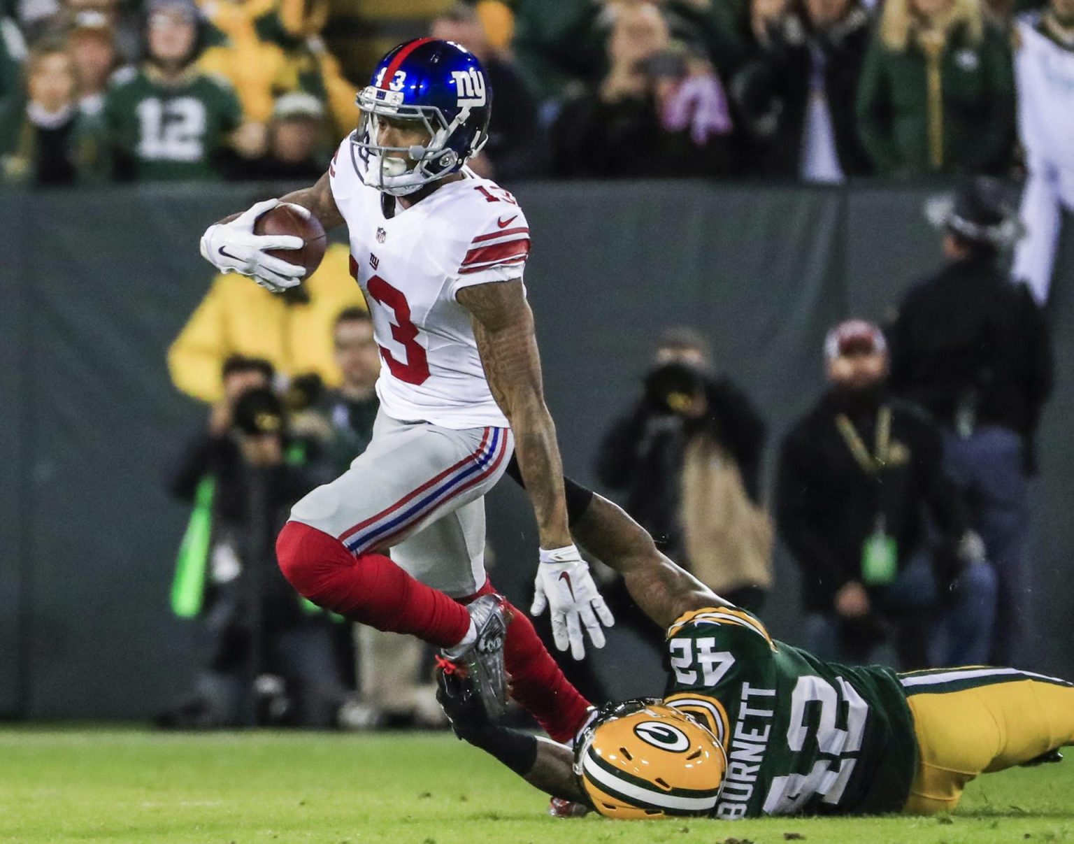 Fotografía de archivo en la que se registró al receptor Odell Beckham Jr. (i), al actuar para los Giants de Nueva York y quien es nuevo refuerzo de los Ravens de Baltimore en la NFL. EFE/Tannen Maury