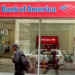Un hombre pasa delante de una sucursal de Bank of America, en Nueva York, Estados Unidos. Imagen de archivo. EFE/Daniel Barry