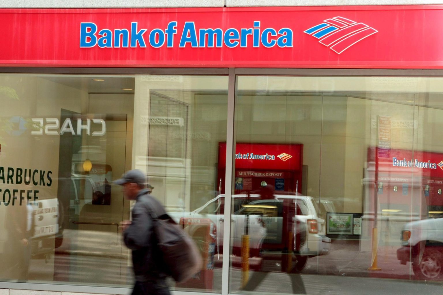 Un hombre pasa delante de una sucursal de Bank of America, en Nueva York, Estados Unidos. Imagen de archivo. EFE/Daniel Barry