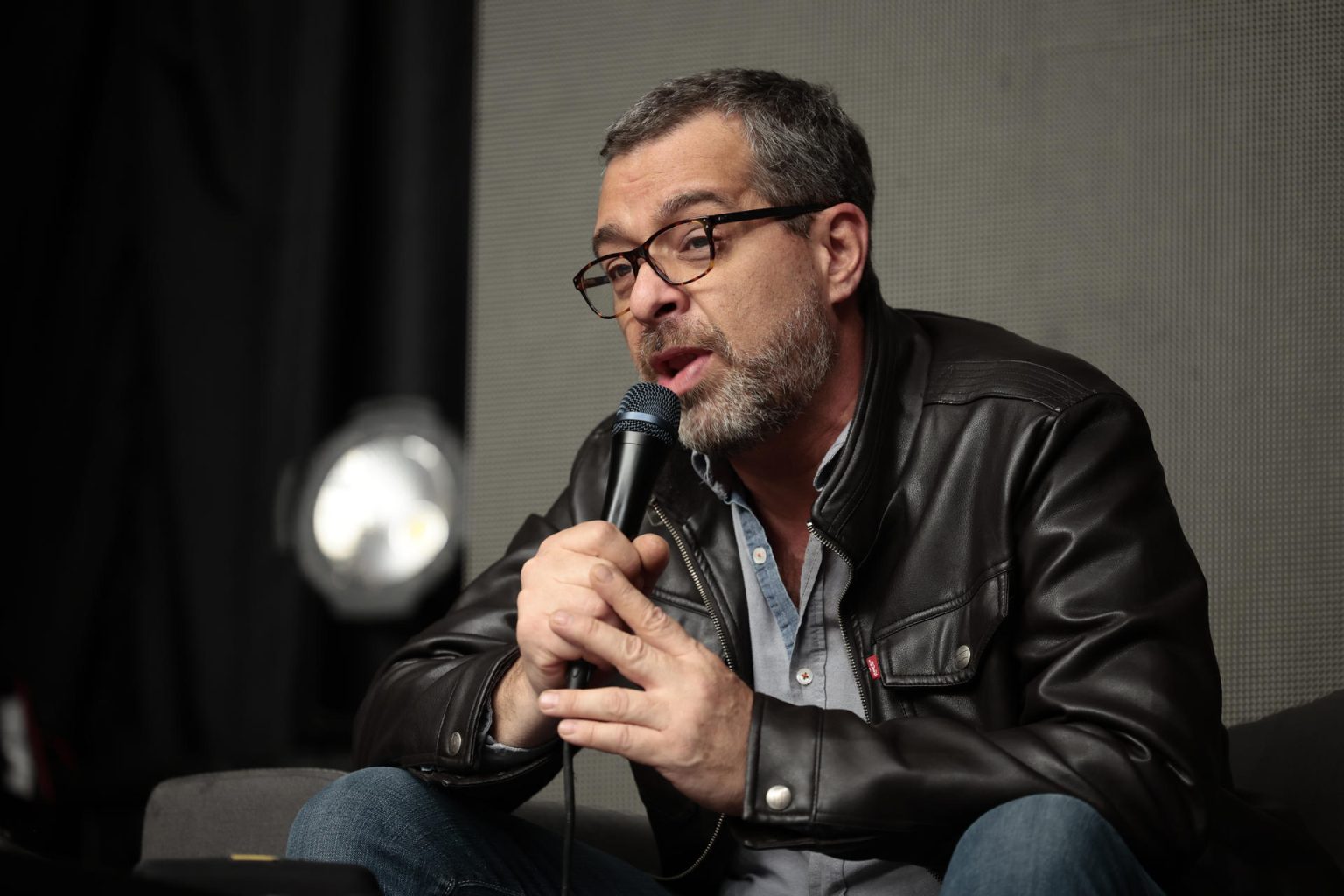 El representante de la Asociación Mexicana de Medicina Canabinoide, Luis David  Suárez, habla durante una rueda de prensa en la presentación del evento Encuentro Cannábico hoy, en Ciudad de México (México). EFE/José Méndez