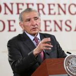 El secretario de Gobernación, Adán Augusto López, habla durante una conferencia de prensa matutina hoy, en el Palacio Nacional en Ciudad de México (México). EFE/Sáshenka Gutiérrez