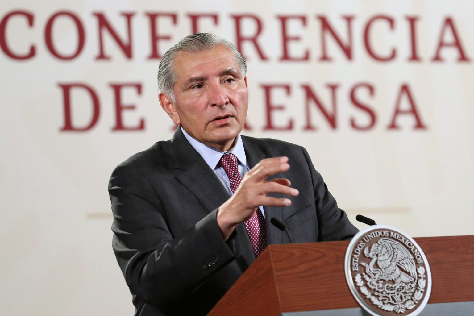 El secretario de Gobernación, Adán Augusto López, habla durante una conferencia de prensa matutina hoy, en el Palacio Nacional en Ciudad de México (México). EFE/Sáshenka Gutiérrez