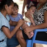 Fotografía cedida por el Fondo de las Naciones Unidas para la Infancia (UNICEF) donde aparece la enfermera Mercedes Parada mientras administra una vacuna a Ciro, de 7 meses, durante una visita del equipo de inmunización a la zona el 15 de diciembre de 2022 en Litoral (Bolivia). EFE/ Radoslaw Czajkowskito / UNICEF/ SOLO USO EDITORIAL/ SOLO DISPONIBLE PARA ILUSTRAR LA NOTICIA QUE ACOMPAÑA (CRÉDITO OBLIGATORIO)