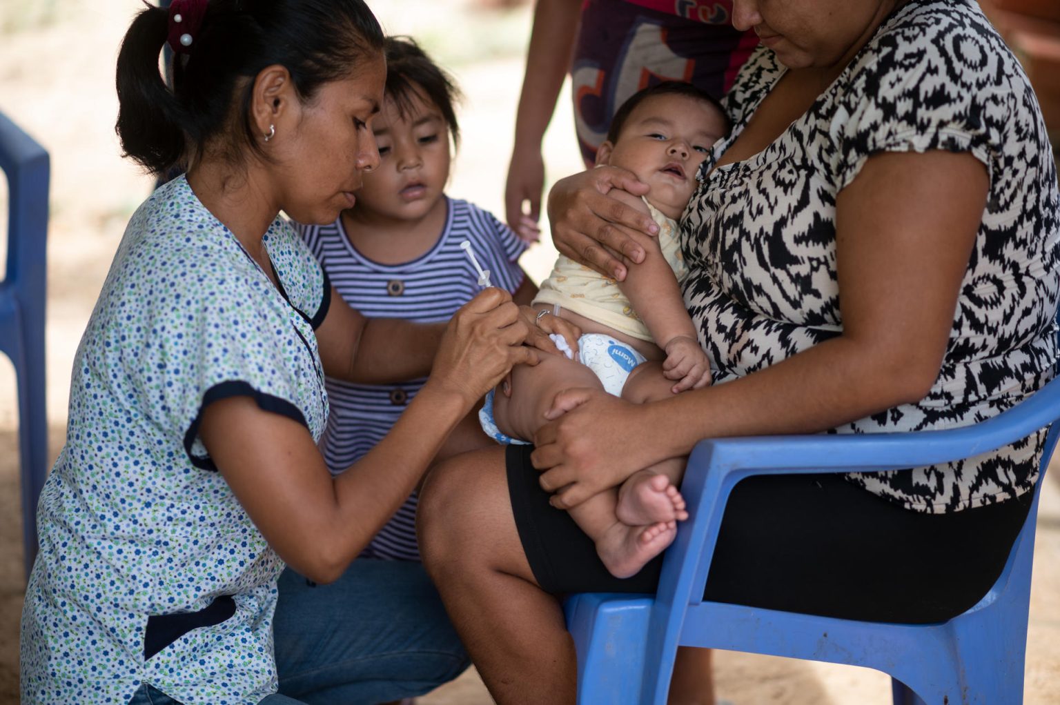 Fotografía cedida por el Fondo de las Naciones Unidas para la Infancia (UNICEF) donde aparece la enfermera Mercedes Parada mientras administra una vacuna a Ciro, de 7 meses, durante una visita del equipo de inmunización a la zona el 15 de diciembre de 2022 en Litoral (Bolivia). EFE/ Radoslaw Czajkowskito / UNICEF/ SOLO USO EDITORIAL/ SOLO DISPONIBLE PARA ILUSTRAR LA NOTICIA QUE ACOMPAÑA (CRÉDITO OBLIGATORIO)