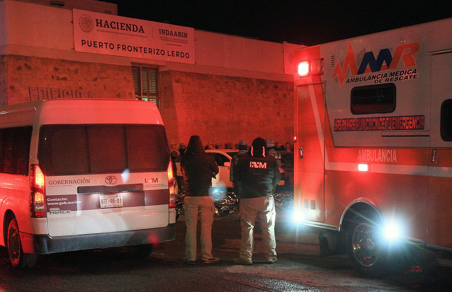 Rescatistas son vistos durante el incendio en las instalaciones del Instituto Nacional de Migración (INM) en el que fallecieron 40 migrantes en Ciudad Juárez, Chihuahua (México). Fotografía de archivo. EFE/Luis Torres