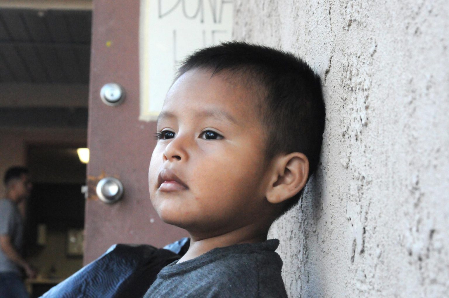 Menos del 15 % de los niños que dejaron de estar bajo la custodia del ORR en ese año fueron a casa de un familiar lejano o de una persona con la que no tenían parentesco. Imagen de archivo. EFE/Beatriz Limón