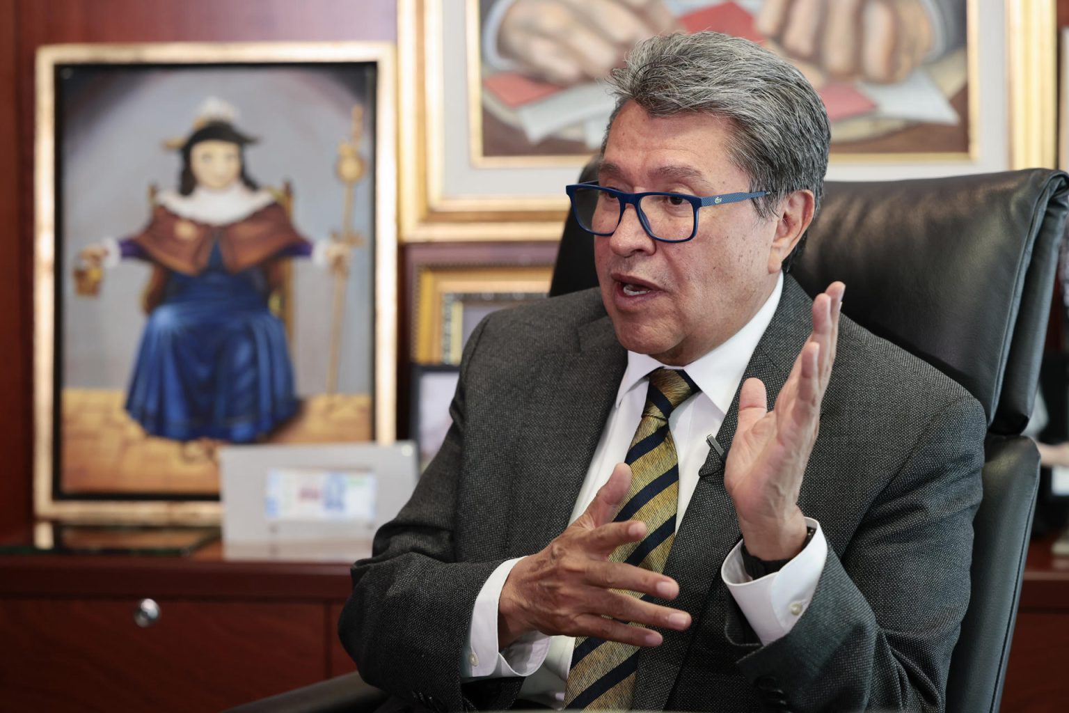 El senador por el Movimiento de Regeneración Nacional (Morena), Ricardo Monreal, habla durante una entrevista con EFE, el 18 de abril de 2023, en Ciudad de México (México). EFE/José Méndez