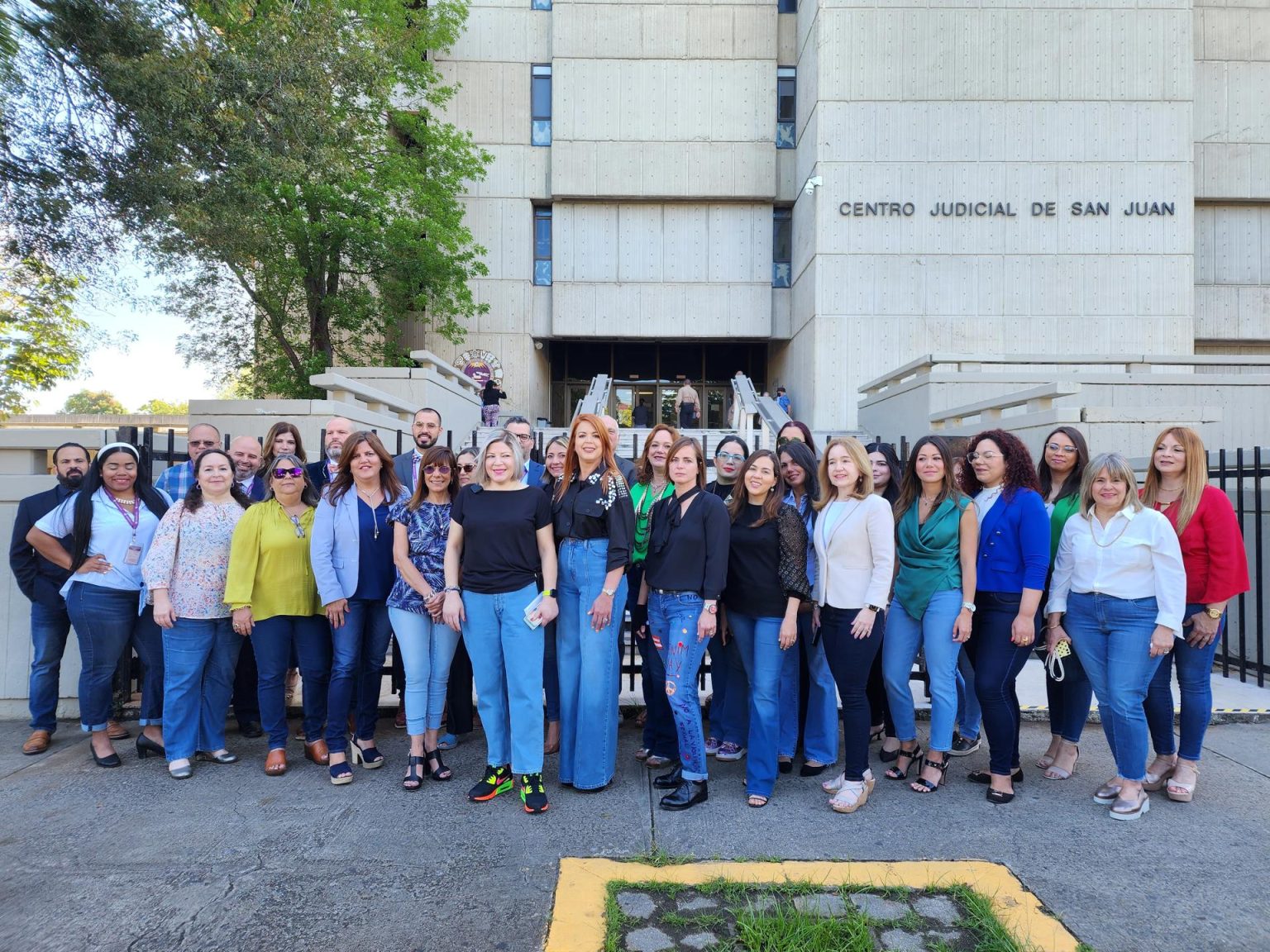 Fotografía cedida por el Departamento de Justicia de Puerto Rico donde aparecen los fiscales de los 13 distritos del Departamento de Justicia de la isla mientras posan este miércoles al llegar a trabajar en "mahones" (jeans) como parte del "Denim Day", campaña en repudio a la violencia sexual, en una demostración de respaldo a las víctimas de abuso sexual. EFE/Departamento de Justicia Puerto Rico /SOLO USO EDITORIAL/NO VENTAS/SOLO DISPONIBLE PARA ILUSTRAR LA NOTICIA QUE ACOMPAÑA/CRÉDITO OBLIGATORIO