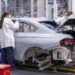 Fotografía de archivo fechada el 2 de septiembre de 2021 de una linea de producción de vehículos de la BMW, en su planta de armado deSan Luis Potosí (México). EFE/Carlos Ramírez