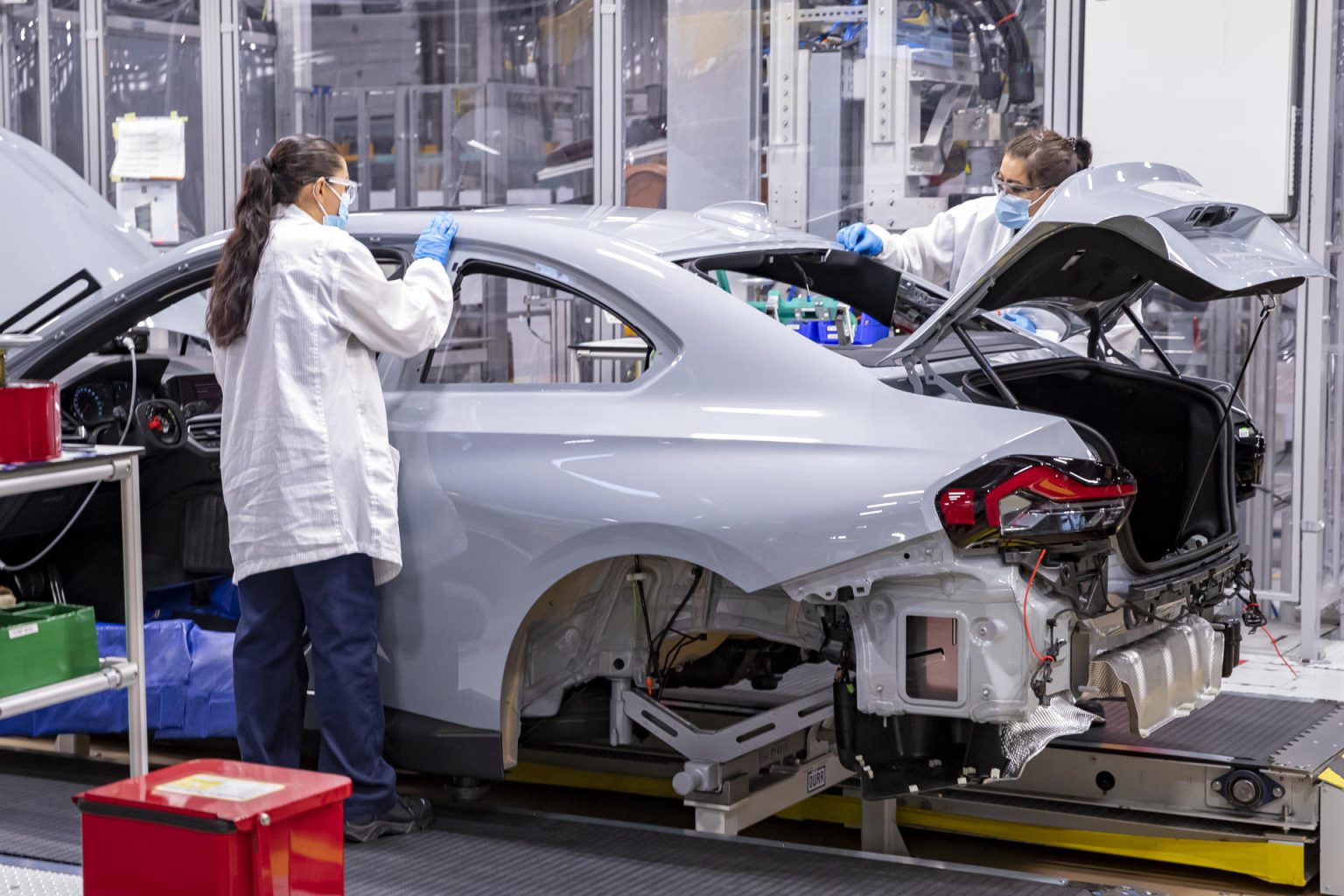 Fotografía de archivo fechada el 2 de septiembre de 2021 de una linea de producción de vehículos de la BMW, en su planta de armado deSan Luis Potosí (México). EFE/Carlos Ramírez