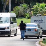 Agentes forenses se presentan en el lugar donde un tiroteo que dejó tres personas muertas, hoy, en la playa de un hotel del balneario de Cancún, Quintana Roo (México). EFE/ Alonso Cupul