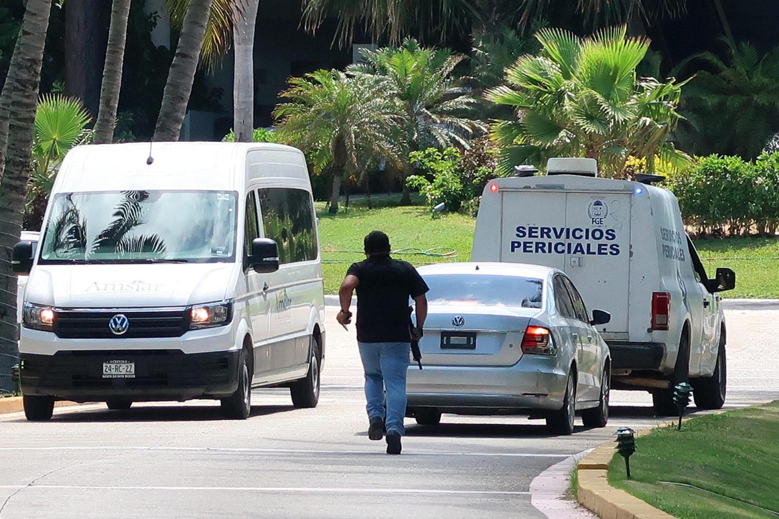 Agentes forenses se presentan en el lugar donde un tiroteo que dejó tres personas muertas, hoy, en la playa de un hotel del balneario de Cancún, Quintana Roo (México). EFE/ Alonso Cupul