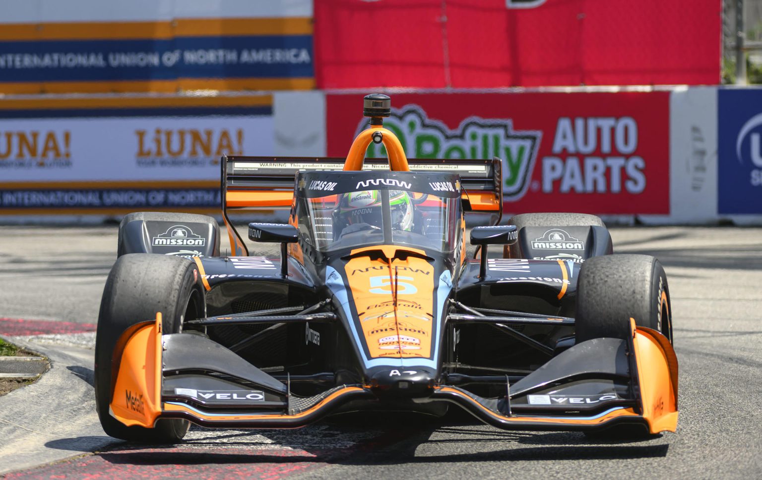 Pato O'Ward de Arrow McLaren SP corre en la pista hoy durante el día 2 del 48º Gran Premio Acura de Long Beach, en California (EEUU). EFE/ Javier Rojas