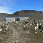 Fotografía cedida por la Oficina de Comunicaciones de la Universidad de Colorado en Denver donde se muestra una de las viviendas para la Estación Científica de Campo que opera la Administración Nacional de Océanos y Atmósfera (NOAA) de Estados Unidos que se están construyendo en Cabo Shirreff, en el extremo norte de la Península Juan Pablo II, en el oeste de la Antártida. EFE/University of Colorado Denver /SOLO USO EDITORIAL/NO VENTAS/SOLO DISPONIBLE PARA ILUSTRAR LA NOTICIA QUE ACOMPAÑA/CRÉDITO OBLIGATORIO