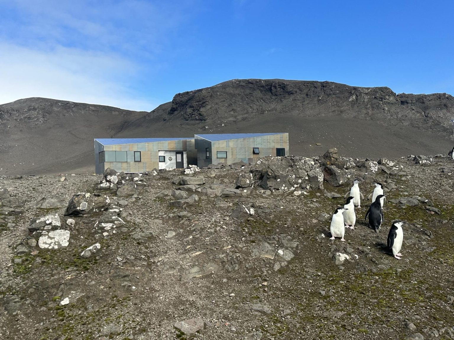 Fotografía cedida por la Oficina de Comunicaciones de la Universidad de Colorado en Denver donde se muestra una de las viviendas para la Estación Científica de Campo que opera la Administración Nacional de Océanos y Atmósfera (NOAA) de Estados Unidos que se están construyendo en Cabo Shirreff, en el extremo norte de la Península Juan Pablo II, en el oeste de la Antártida. EFE/University of Colorado Denver /SOLO USO EDITORIAL/NO VENTAS/SOLO DISPONIBLE PARA ILUSTRAR LA NOTICIA QUE ACOMPAÑA/CRÉDITO OBLIGATORIO