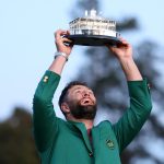 El golfista español Jon Rahm fue registrado este domingo, 9 de abril, al lucir la chaqueta verde y levantar el trofeo que lo distiguen con ganador Masters de Augusta 2023, en el Augusta National Golf Club, en Augusta (Georgia, EE.UU.). EFE/Justin Lane