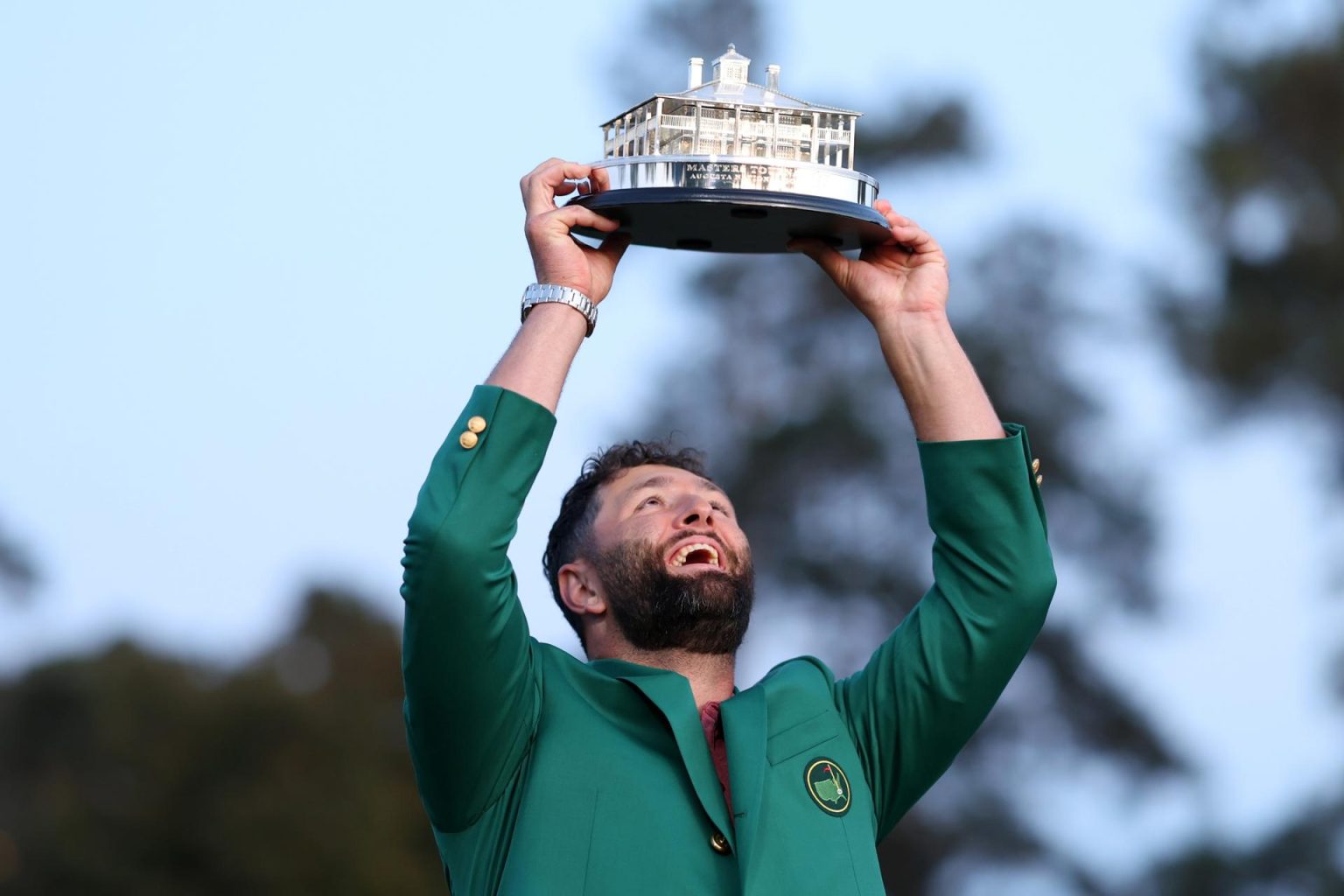 El golfista español Jon Rahm fue registrado este domingo, 9 de abril, al lucir la chaqueta verde y levantar el trofeo que lo distiguen con ganador Masters de Augusta 2023, en el Augusta National Golf Club, en Augusta (Georgia, EE.UU.). EFE/Justin Lane