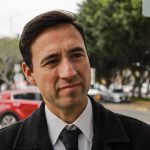 El titular de la Dirección Municipal de Atención al Migrante, Enrique Lucero, habla durante una entrevista con EFE, el 19 de abril de 2023, en la fronteriza ciudad de Tijuana (México). EFE/ Joebeth Terriquez