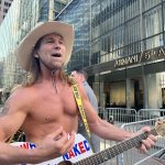 El artista callejero Robert John Burck, más conocido como Naked Cowboy (Vaquero desnudo), canta una canción de apoyo al expresidente Donald Trump durante una manifestación hoy, frente a la Torre Trump, ubicada en la Quinta Avenida de Nueva York (EE.UU.). EFE/Sarah Yáñez-Richards