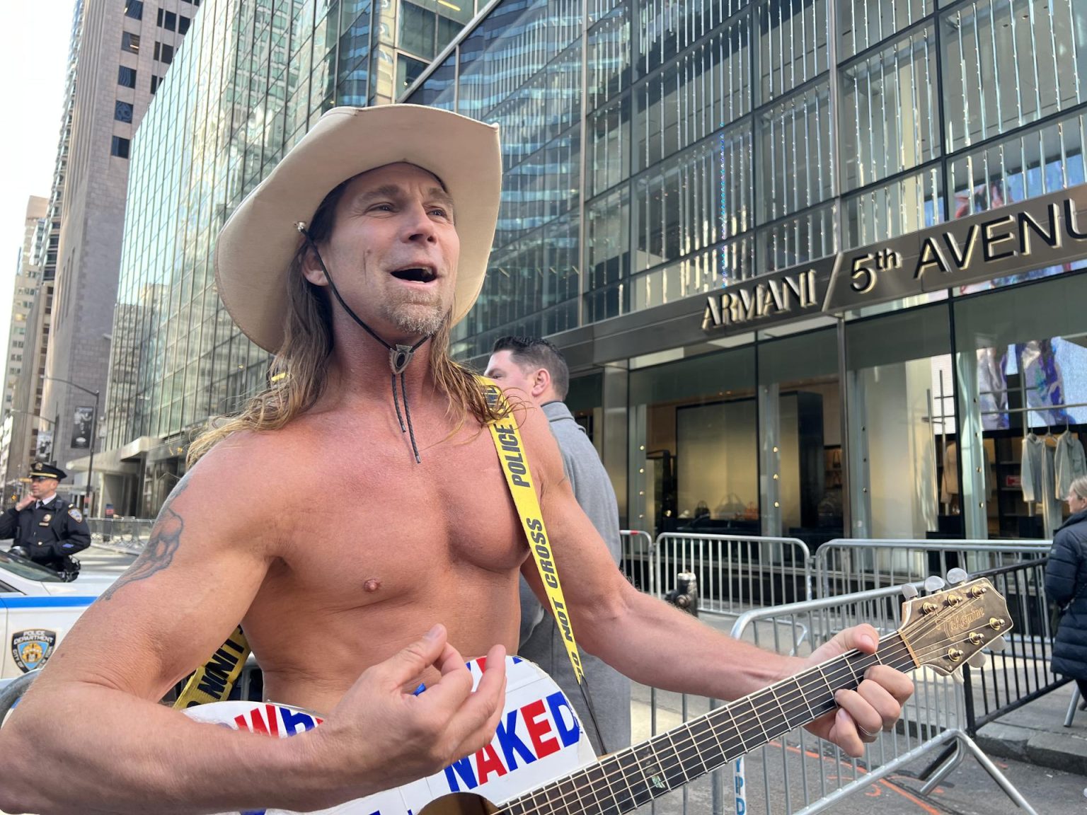 El artista callejero Robert John Burck, más conocido como Naked Cowboy (Vaquero desnudo), canta una canción de apoyo al expresidente Donald Trump durante una manifestación hoy, frente a la Torre Trump, ubicada en la Quinta Avenida de Nueva York (EE.UU.). EFE/Sarah Yáñez-Richards