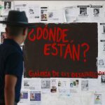 Un hombre observa un mural con fichas de personas desaparecidas, el 31 de marzo de 2023, en el Centro Universitario de Ciencias Sociales y Humanidades (CUCSH) de la Universidad de Guadalajara, en Jalisco (México). EFE/Francisco Guasco