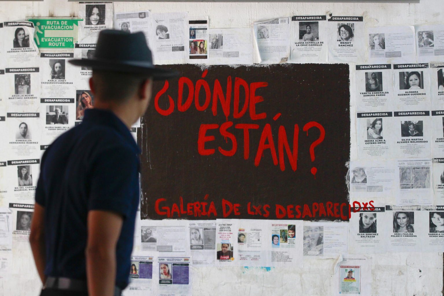 Un hombre observa un mural con fichas de personas desaparecidas, el 31 de marzo de 2023, en el Centro Universitario de Ciencias Sociales y Humanidades (CUCSH) de la Universidad de Guadalajara, en Jalisco (México). EFE/Francisco Guasco
