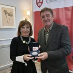 El director del Instituto Cervantes, el poeta Luis García Montero, entrega la Medalla Cervantes a la directora del Observatorio del Español en Harvard, Diana Sorense, como parte de la celebración del décimo aniversario del Observatorio del Español en Harvard, hoy, en Cambridge, Massachusetts (EE.UU.). En un mundo cambiante en el que se hacen cada vez más hueco las inteligencias artificiales, es prioritario el estudio del lenguaje, aseguró hoy a EFE García Montero. EFE/ Iñaki Estívaliz