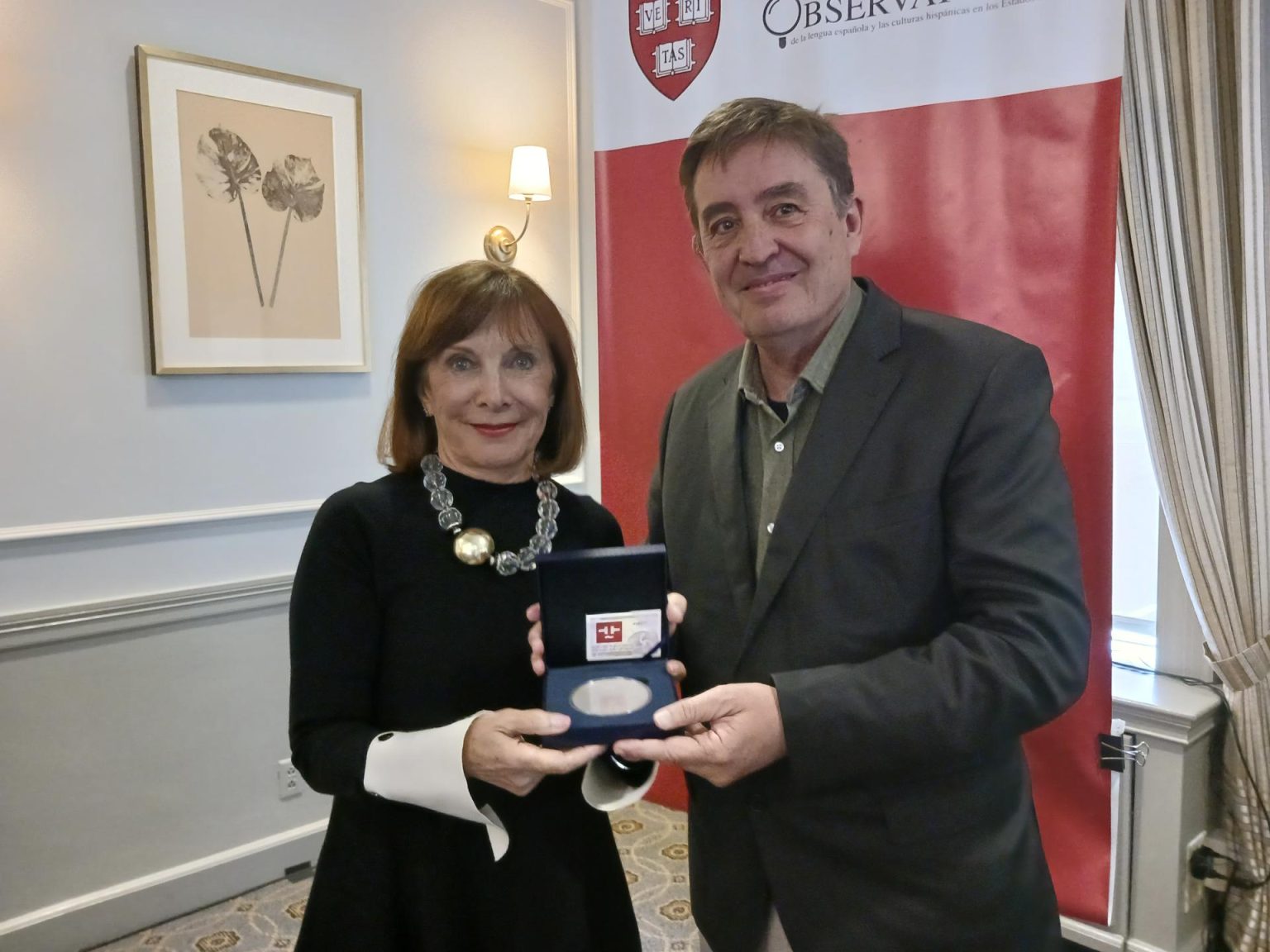 El director del Instituto Cervantes, el poeta Luis García Montero, entrega la Medalla Cervantes a la directora del Observatorio del Español en Harvard, Diana Sorense, como parte de la celebración del décimo aniversario del Observatorio del Español en Harvard, hoy, en Cambridge, Massachusetts (EE.UU.). En un mundo cambiante en el que se hacen cada vez más hueco las inteligencias artificiales, es prioritario el estudio del lenguaje, aseguró hoy a EFE García Montero. EFE/ Iñaki Estívaliz