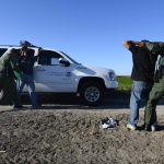 Agentes de la patrulla fronteriza detienen a presuntos inmigrantes ilegales en un costado del Río Grande cerca de McAllen, Texas (EE.UU.). Imagen de archivo. EFE/Larry W. Smith