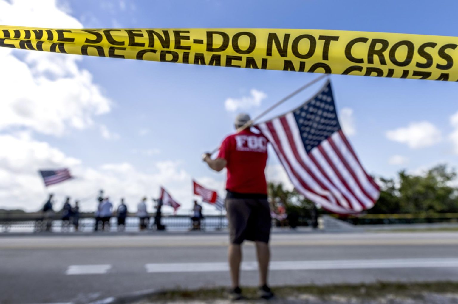Simpatizantes del expresidente estadounidense Donald Trump se reúnen cerca de su resort Mar-a-Lago en Palm Beach, Florida (EE.UU.). EFE/ Cristobal Herrera-ulashkevich