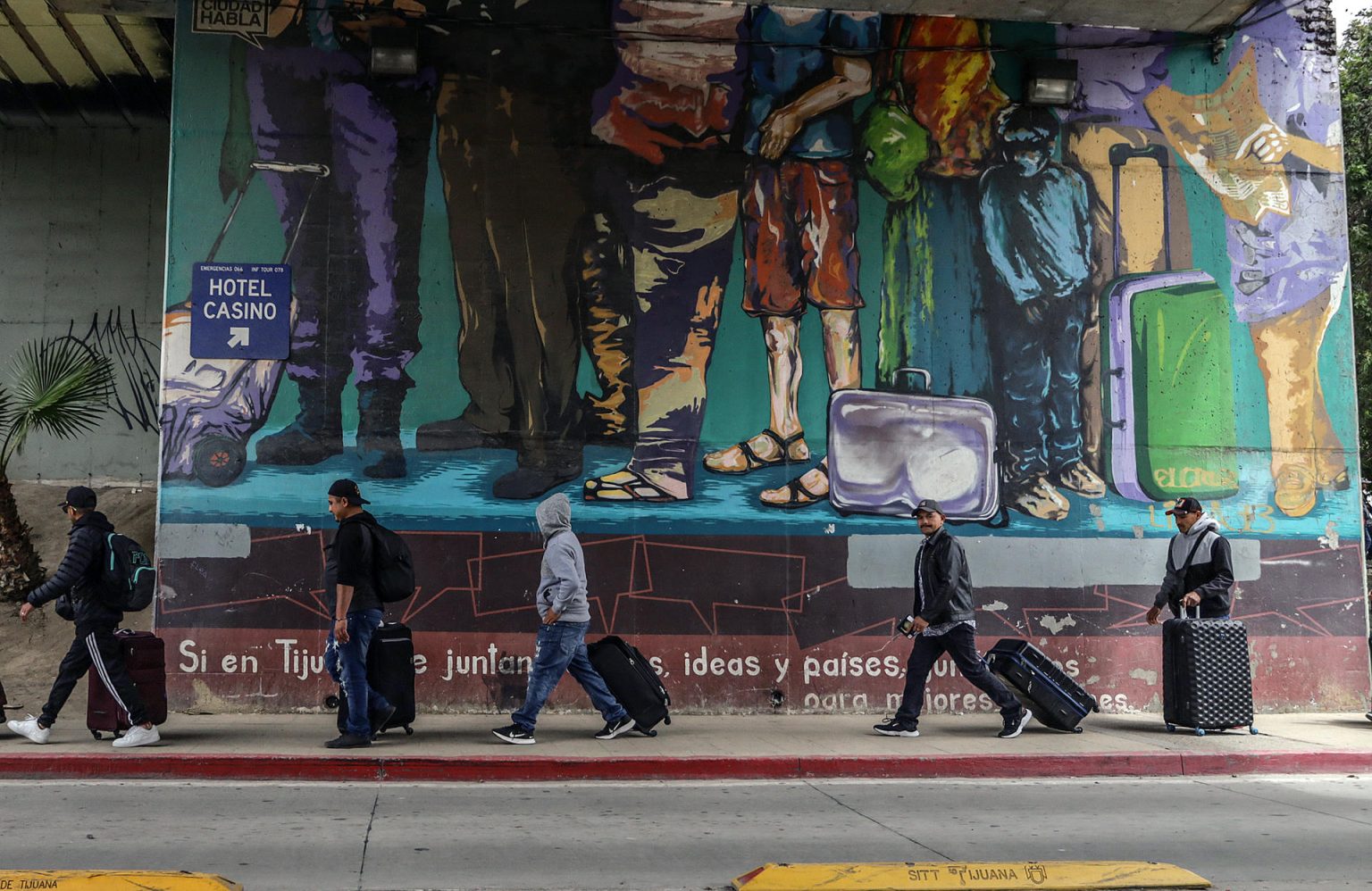 Un grupo de jornaleros mexicanos esperan para ingresar a Estados Unidos, a trabajar en la recolección de cultivos, el 13 de abril de 2023, en la ciudad fronteriza de Tijuana, en Baja California (México). EFE/Joebeth Terriquez