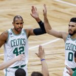 Al Horford (i) y Jayson Tatum (d), estrellas de los Celtics de Boston, fueron reistrados este martes, 18 de abril, al celebrar su buena actuación, durante el seguno partido de 'playoff' de la Conferencia Este de la NBA, contra los Hawks de Atlanta, en el coliseo TD Garden, en Boston (Massachusetts, EE.UU.). EFE/CJ Gunther