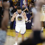 Klay Thompson (c), escolta estrella de los Warriors de Golden State, fue registrado este domingo, 23 de abril, al celebrar tres puntos que su equipo le anotó a los Kings de Sacramento, durante el cuarto partido de esta serie de 'playoff' de la Conferencia Oeste de la NBA, en el coliseo Chase Center, en San Francisco (California, EE.UU.). EFE/John G. Mabanglo