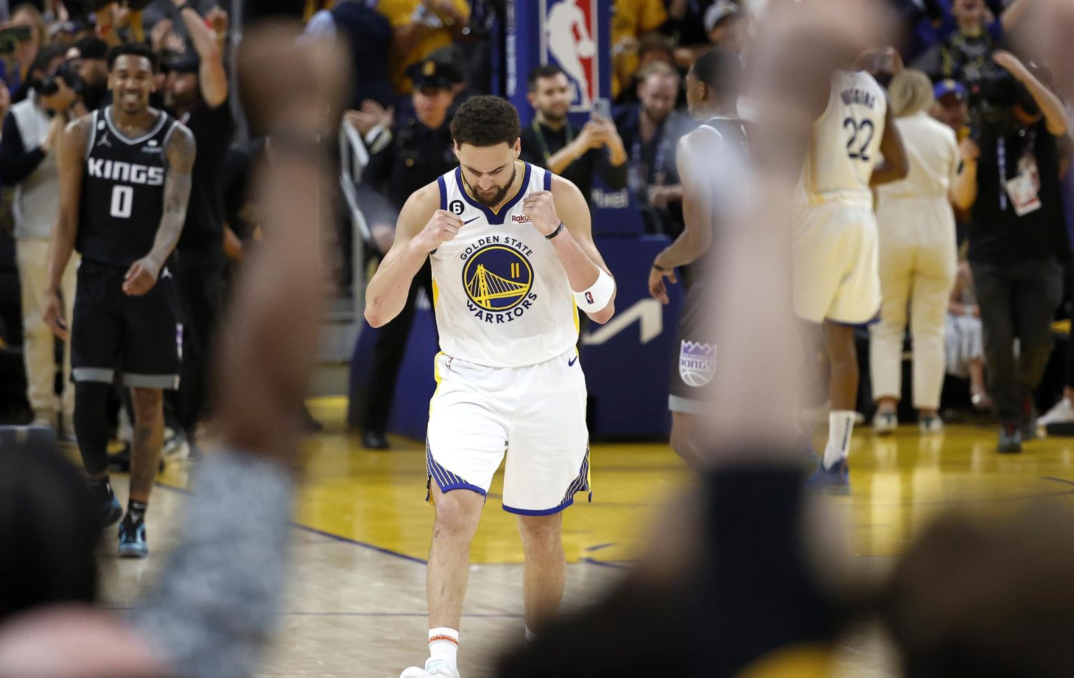 Klay Thompson (c), escolta estrella de los Warriors de Golden State, fue registrado este domingo, 23 de abril, al celebrar tres puntos que su equipo le anotó a los Kings de Sacramento, durante el cuarto partido de esta serie de 'playoff' de la Conferencia Oeste de la NBA, en el coliseo Chase Center, en San Francisco (California, EE.UU.). EFE/John G. Mabanglo