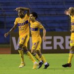 Luis Quiñones (i), de Tigres de México, fue registrado este miércoles, 5 de abril, al celebrar un gol que le anotó al Motagua de Honduras, durante el partido de ida de esta llave de los cuartos de final de la Liga de Campeones de la Concacaf, en el estadio Olímpico Metropolitano, en San Pedro Sula (Honduras). EFE/José Valle