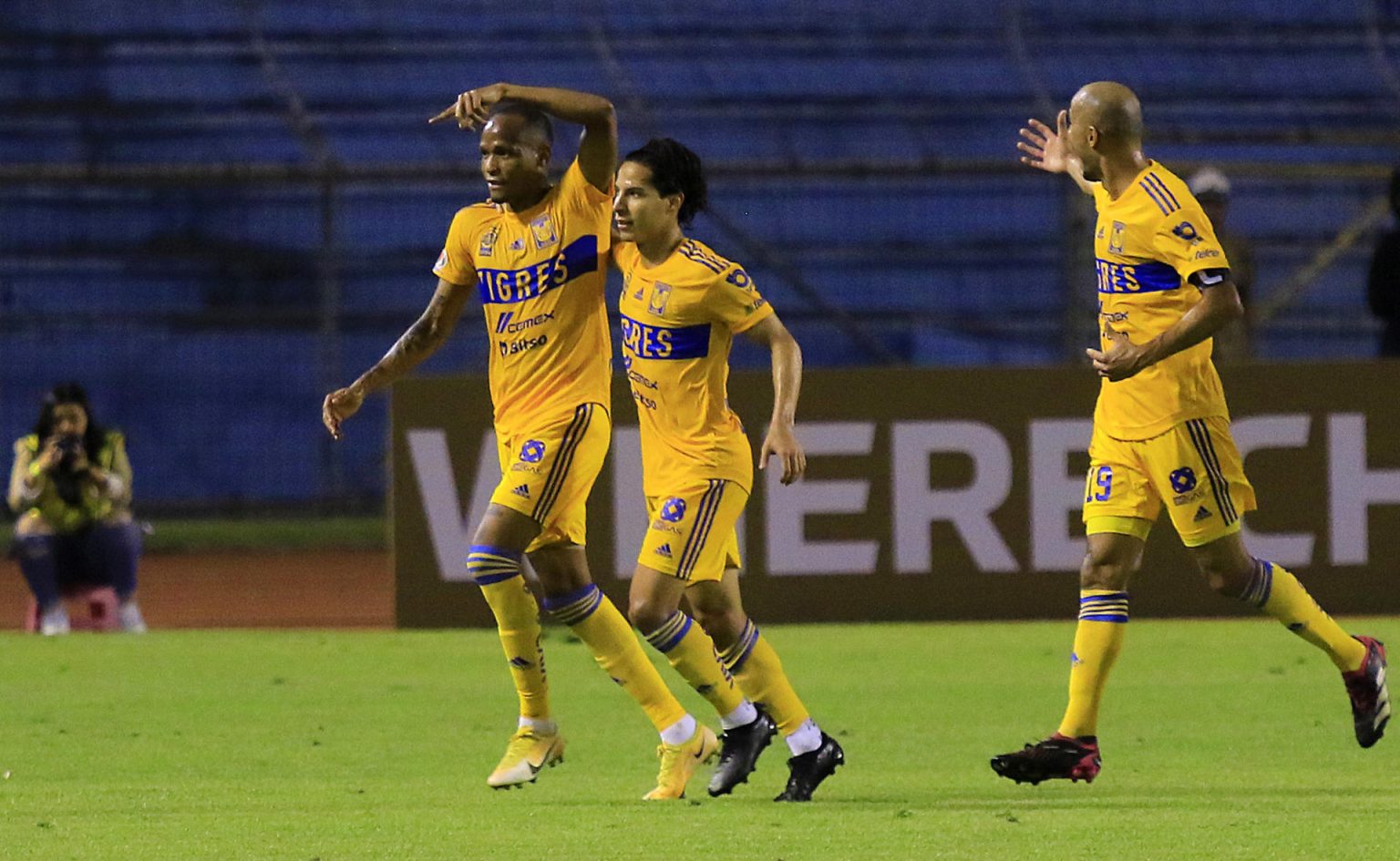 Luis Quiñones (i), de Tigres de México, fue registrado este miércoles, 5 de abril, al celebrar un gol que le anotó al Motagua de Honduras, durante el partido de ida de esta llave de los cuartos de final de la Liga de Campeones de la Concacaf, en el estadio Olímpico Metropolitano, en San Pedro Sula (Honduras). EFE/José Valle