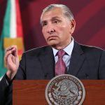 El secretario de Gobernación, Adán Augusto López, habla durante una conferencia de prensa matutina hoy, en el Palacio Nacional en Ciudad de México (México). EFE/Sáshenka Gutiérrez