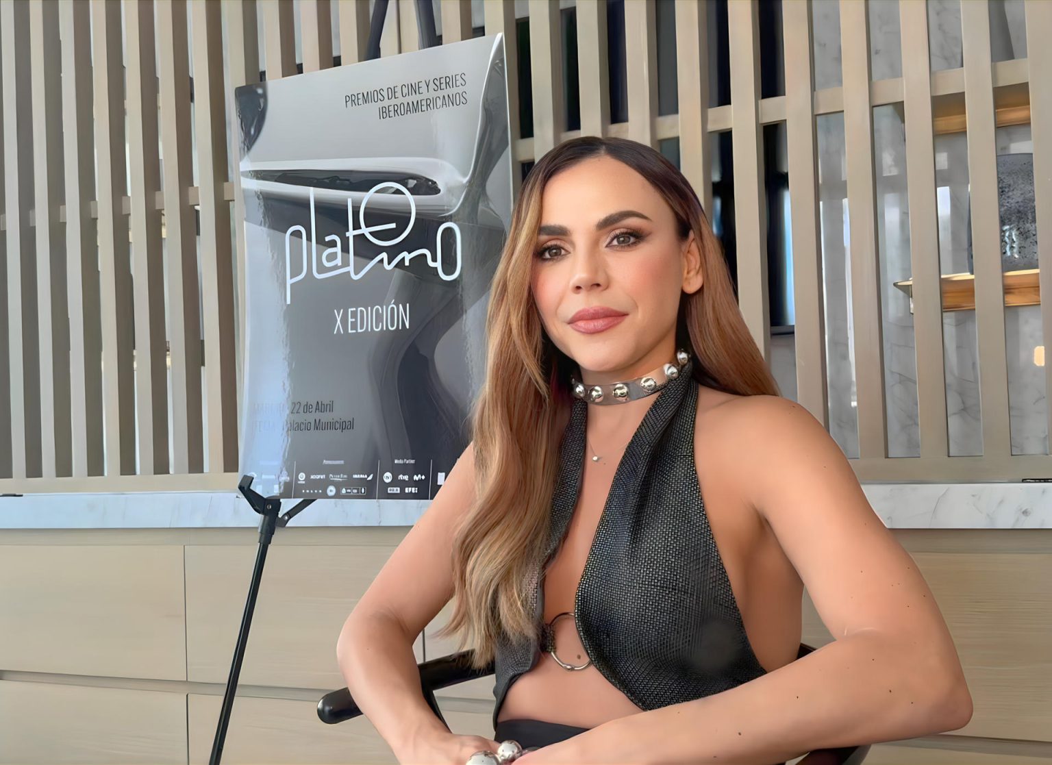 La actriz colombiana Carolina Gaitán sonríe durante una entrevista con Efe, el 5 de abril de 2023, en Miami (EE.UU). Para la artista colombiana Carolina Gaitán, reconocida en toda Iberoamérica por su trabajo en cine y televisión, regresar a la conducción en los Premios Platino y acompañada por la actriz española Paz Vega y por el polifacético artista mexicano Omar Chaparro es hacerlo “por la puerta grande”. EFE/ Alicia Civita