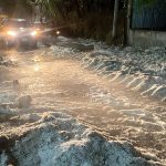 Bomberos retiran granizo de las principales avenidas la madrugada de hoy, en la ciudad de Oaxaca (México). EFE/Jesús Méndez