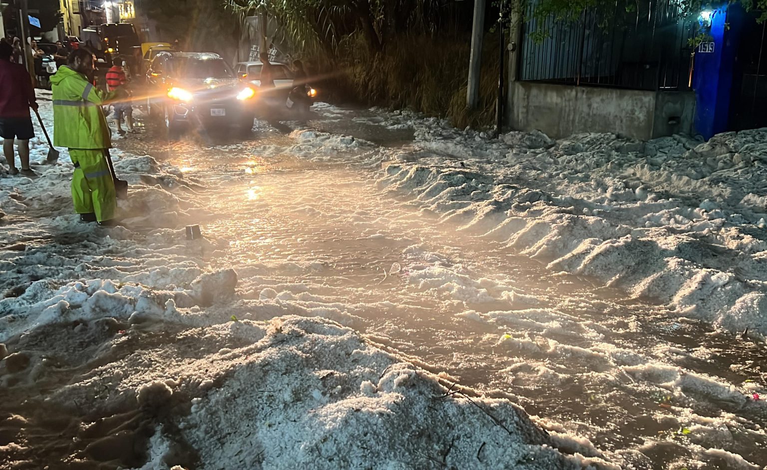 Bomberos retiran granizo de las principales avenidas la madrugada de hoy, en la ciudad de Oaxaca (México). EFE/Jesús Méndez