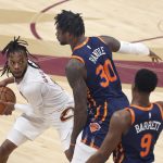 Darius Garland (i), guardia de los Cavaliers de Cleveland, fue registrado este martes, 18 de abril, al intentar superar la marca de Julius Randle y RJ Barrett, de los Knicks de Nueva York, durante el segundo partido de esta serie de 'playoff' de la Conferencia Este de la NBA, en el coliseo Rocket Mortgage FieldHouse, en Cleveland (Ohio, EE.UU.). EFE/David Maxwell