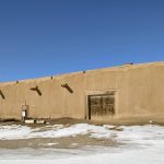 Fotografía cedida por la Biblioteca del Congreso donde se muestra la Hacienda de los Martínez en Taos, Nuevo México, construida en 1804 y considerada como una de las pocas "grandes casas" del período colonial español tardío al estilo del norte de Nuevo México que quedan en el suroeste de Estados Unidos. EFE/Carol Highsmith/Library of Congress