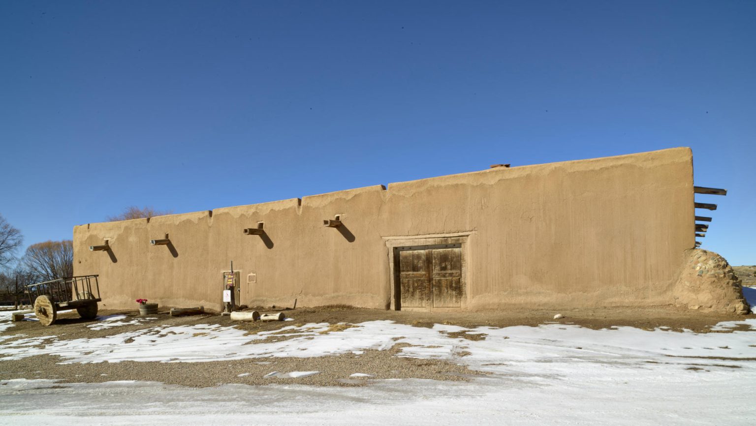 Fotografía cedida por la Biblioteca del Congreso donde se muestra la Hacienda de los Martínez en Taos, Nuevo México, construida en 1804 y considerada como una de las pocas "grandes casas" del período colonial español tardío al estilo del norte de Nuevo México que quedan en el suroeste de Estados Unidos. EFE/Carol Highsmith/Library of Congress