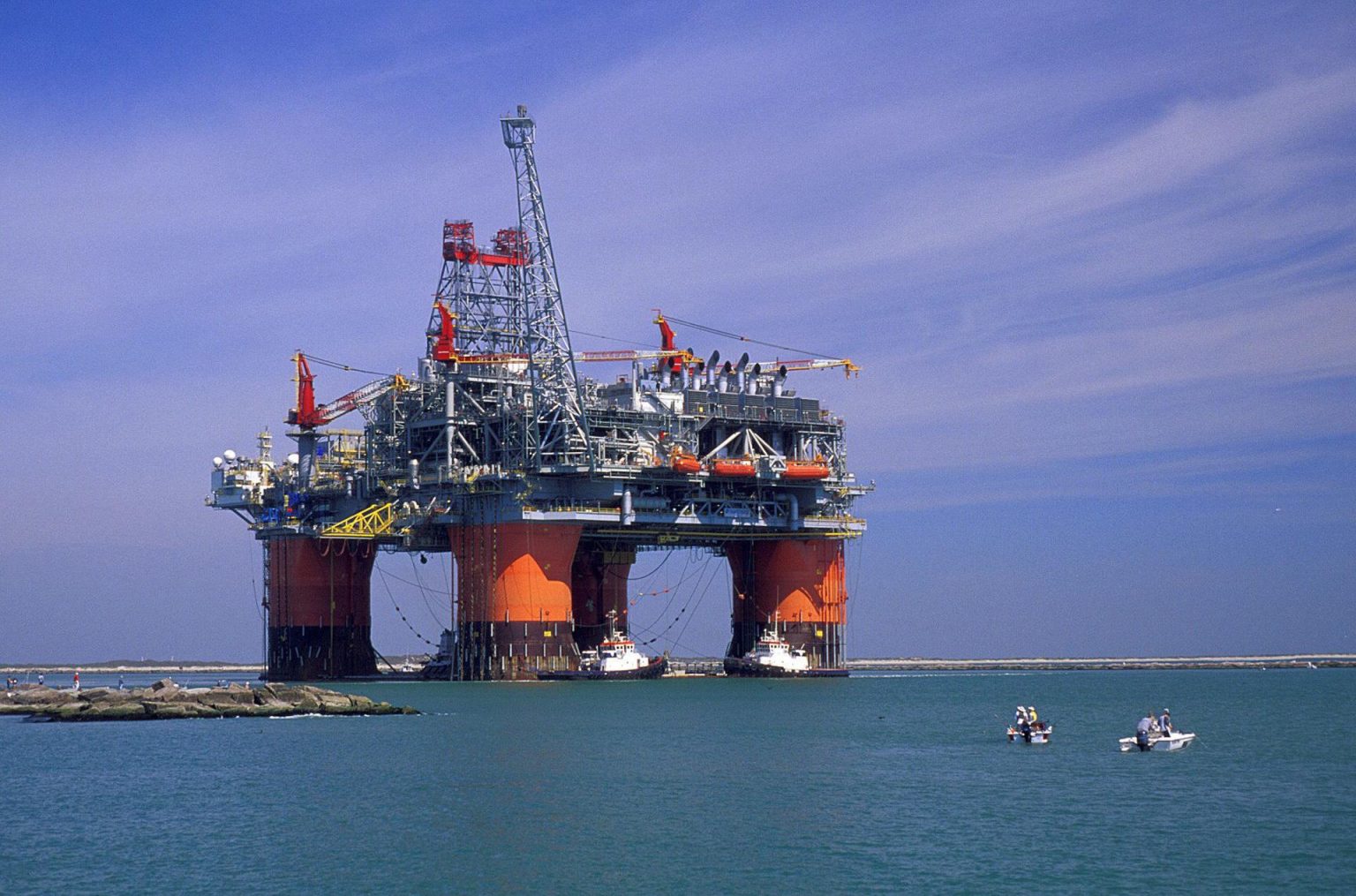 En la imagen un registro de archivo de una plataforma petrolera en el Golfo de México, frente a las costas de Texas (EE.UU.). EFE/Str